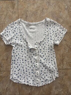 aerie White Short Sleeve Button-Front Ribbed Top with Blue Floral Print